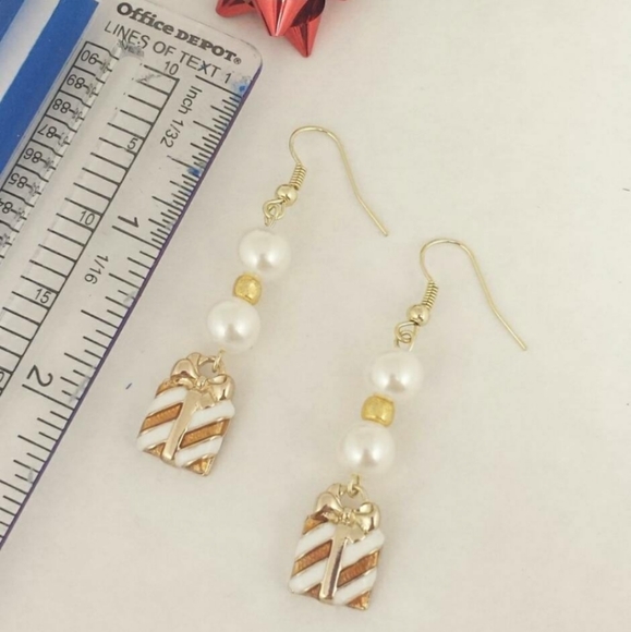 Assorted Holiday earrings - Picture 4 of 5